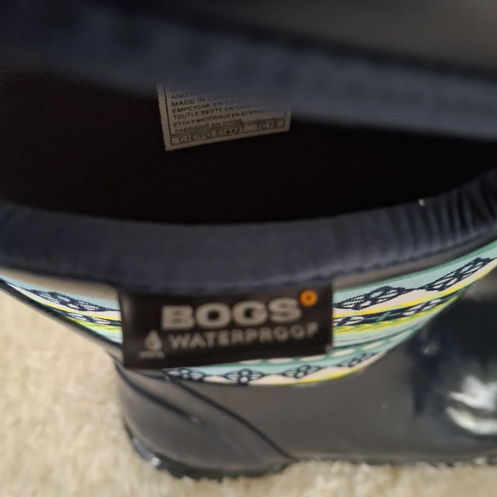 Kid's BOGS North Hampron Patterned Rain Boots - Navy and Green Size 4.
